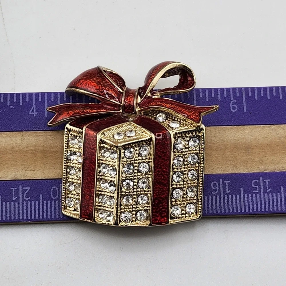 UNSIGNED DESIGNER STYLE CRYSTAL RHINESTONE CHRISTMAS GIFT BOX/ PRESENT BROOCH‎